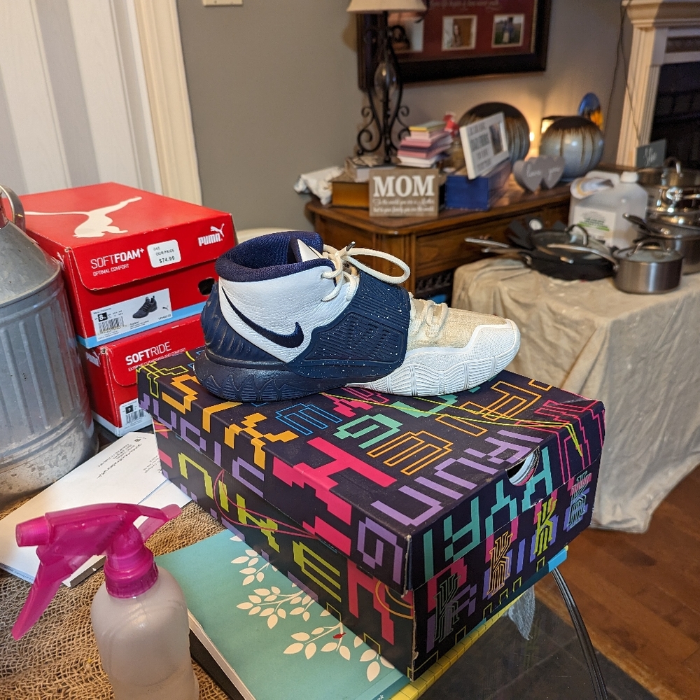 Tennis shoes